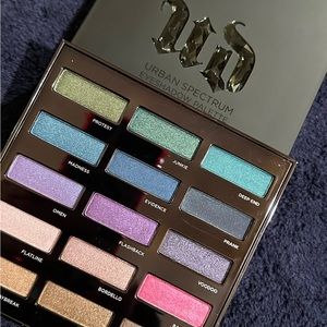 🌺 NIB~ Urban Decay Full Spectrum Eyeshadow Palette. 🌺